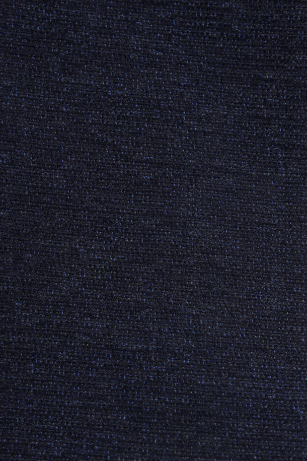 네이비와 블루 컬러로 구성된 남성용 울블렌디드 셔닐 자켓입니다. 초겨울에 착용하기 좋은 두께감의 슬림핏 테일러드 자켓으로, 포멀하고 클래식한 스타일을 연출합니다. 투버튼 여밈 방식과 긴 소매, 플랩 포켓, 사이드벤트, 속주머니, 부토니에 장식, 전체 안감 디테일이 돋보입니다. 오피스룩, 비즈니스 캐주얼, 모임룩 등 다양한 TPO에 활용 가능한 미니멀하고 클래식한 디자인입니다. 부드러운 촉감의 울과 셔닐 소재 혼방으로 제작되어 고급스러운 분위기를 더합니다.
