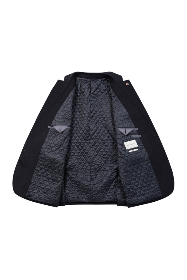 네이비 컬러의 울캐시미어 브러쉬드 퀼팅 자켓입니다. 울과 캐시미어 혼방 소재로 제작되어 부드럽고 고급스러운 착용감을 선사합니다. 테일러드 칼라와 투버튼 여밈 디자인, 플랩 포켓, 사이드벤트, 부토니에 장식, 속주머니 디테일이 특징입니다. 안감은 퀼팅 처리되어 보온성을 높였으며, 레귤러핏으로 제작되어 포멀한 오피스룩, 비즈니스 캐주얼, 겨울 데일리룩에 모두 잘 어울립니다. 클래식하고 미니멀한 스타일을 연출하기에 좋습니다.
