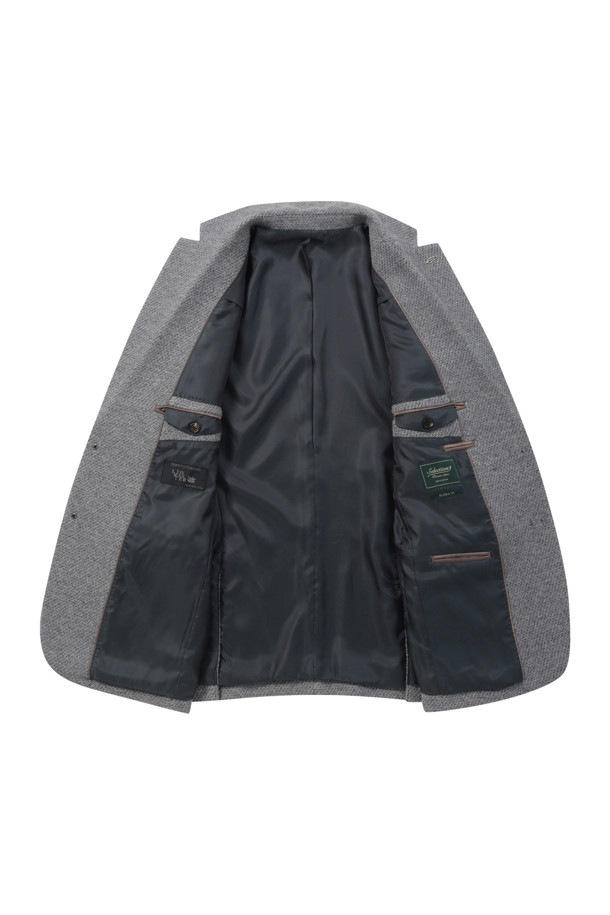 [셀렉션] 울블렌디드 투톤 조직 재킷은 초겨울, 오피스룩, 비즈니스 캐주얼, 모임룩에 어울리는 클래식하고 미니멀한 스타일의 자켓입니다. 레귤러핏으로 제작되었으며, 울 소재에 그레이 컬러의 투톤 조직으로 세련된 느낌을 더했습니다. 테일러드 코트 타입에 투버튼 여밈 방식이며, 전체 안감, 사이드벤트, 플랩포켓, 부토니에 장식, 소뿔 단추, 골드 스티치 디테일이 돋보입니다. 긴 소매 기장의 레귤러 기장으로, 시크한 스타일을 연출하기 좋습니다.
