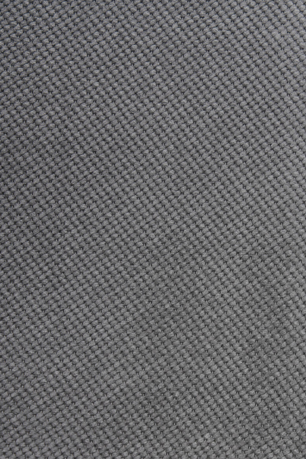 미니멀 조직 솔리드 자켓은 가을 시즌에 어울리는 남성용 테일러드 코트 타입의 재킷입니다. 부드러운 코듀로이 소재에 전체 안감으로 제작되어 편안한 착용감을 선사합니다. 그레이, 네이비 컬러로 출시되었으며, 레귤러핏과 투버튼 여밈으로 미니멀하고 캐주얼한 스타일을 연출합니다. 사이드벤트, 부토니에 장식, 소매 컬러 단추 배색 디테일이 돋보이며, 비즈니스 캐주얼, 출근룩, 모임룩 등 다양하게 활용 가능합니다. 미니멀, 클래식, 캐주얼 스타일을 선호하는 분들께 추천합니다.
