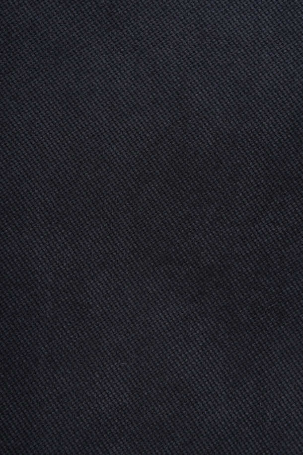 미니멀 조직 솔리드 자켓은 가을 시즌에 어울리는 남성용 자켓입니다. 그레이와 네이비 두 가지 색상으로 출시되었으며, 부드러운 코듀로이 소재로 제작되어 편안한 착용감을 선사합니다. 테일러드 코트 타입에 레귤러 핏으로 제작되었으며, 투 버튼 여밈 방식과 사이드벤트, 부토니에 장식, 소매 컬러 단추 배색 디테일이 돋보입니다. 전체 안감 처리가 되어 있어 고급스러운 마감과 내구성을 갖추었으며, 출근룩, 비즈니스 캐주얼, 모임룩 등 다양한 TPO에 활용하기 좋습니다.
