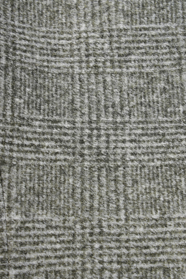 이탈리아 로마사 울 혼방 저지 소재의 울저지 글렌체크 재킷입니다. 카키와 아이보리 두 가지 색상으로 출시되었으며, 겨울철 일상, 오피스룩, 비즈니스 캐주얼에 모두 잘 어울립니다. 클래식, 캐주얼, 미니멀 스타일을 아우르는 디자인으로, 레귤러핏 투 버튼 테일러드 자켓입니다. 바이린 충전재 퀼팅, 부토니에 장식, 소매 컬러 단추 배색, 전체 안감 처리로 고급스러움을 더했습니다. 부드러운 촉감과 레귤러 기장의 긴 소매 디자인으로 편안하게 착용할 수 있습니다.