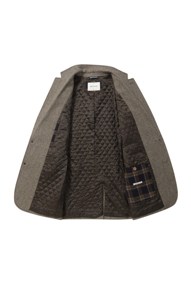 겨울철 따뜻함과 스타일을 책임질 [헌팅자켓] 울블렌디드 헤링본 헌팅 재킷입니다. 베이지와 카키 두 가지 색상으로 출시되어, 클래식하면서도 캐주얼한 매력을 선사합니다. 울 소재의 헤링본 패턴으로 고급스러운 질감을 자랑하며, 투버튼 여밈과 레귤러 핏으로 편안한 착용감을 제공합니다. 엘보 패치, 칼라 안쪽 비죠, 아웃포켓 등의 디테일이 돋보이며, 바이린 HAS 충전재와 퀼팅 처리, 전체 안감으로 보온성을 높였습니다. 겨울 데일리룩, 모임룩, 비즈니스 캐주얼 등 다양한 TPO에 활용할 수 있는 실용적인 아이템입니다.
