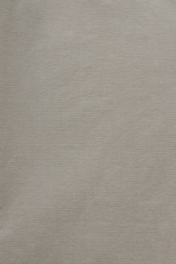 솔리드 트윌 조직 몰스킨 재킷은 초겨울, 일상 속에서 캐주얼하고 클래식한 스타일을 연출하기에 적합한 남성용 테일러드 재킷입니다. 부드러운 촉감의 몰스킨 소재를 사용하여 편안한 착용감을 제공하며, 레귤러 핏과 투버튼 여밈 방식이 특징입니다. 가먼트 워싱 공법으로 자연스러운 멋을 더하고, 호시 스티치 디테일과 사이드벤트, 스트레치 안감, 전체 안감으로 디자인의 완성도를 높였습니다. 겨울 데일리룩, 비즈니스 캐주얼, 출근룩 등 다양한 TPO에 활용하기 좋으며, 무지 디자인으로 미니멀한 스타일을 선호하는 분들께 추천합니다.
