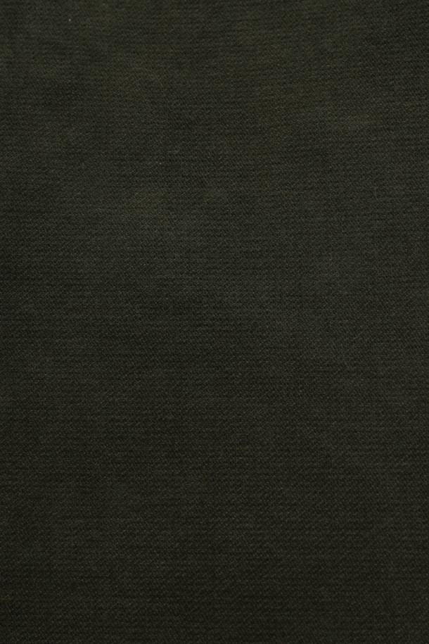 부드러운 몰스킨 소재로 제작된 솔리드 트윌 조직 몰스킨 재킷입니다. 캐주얼과 클래식 스타일을 아우르는 디자인으로 겨울 데일리룩, 출근룩, 비즈니스 캐주얼에 활용하기 좋습니다. 레귤러 핏에 투버튼 여밈 방식을 적용했으며, 가먼트 워싱 공정, 호시스티치 디테일, 스트레치 안감, 사이드벤트, 전체 안감 등 섬세한 디테일로 완성도를 높였습니다. 초겨울까지 따뜻하게 착용 가능하며, 부드러운 촉감과 무지 패턴으로 미니멀한 스타일을 연출합니다. 블랙 컬러의 긴 소매 테일러드 자켓으로, 다양한 룩에 활용하기 용이합니다.
