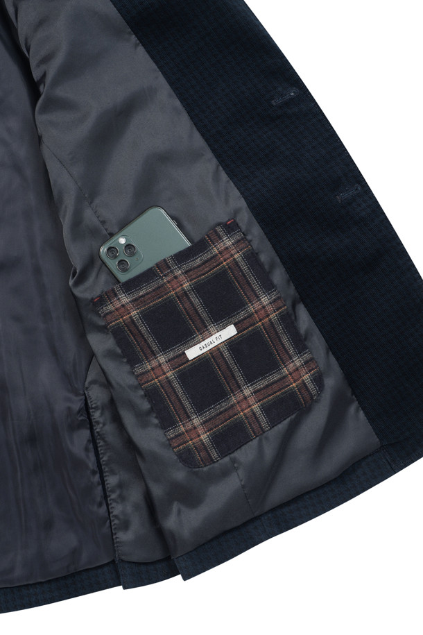 투톤 배색이 돋보이는 [헌팅 자켓] 투톤 하운드투스 헌팅 자켓입니다. 초겨울까지 착용 가능한 두께감의 코듀로이 소재로 제작되어 부드러운 촉감을 선사합니다. 클래식과 캐주얼 스타일을 아우르는 하운드투스 패턴 디자인으로, 데이트룩, 모임룩 등 다양한 TPO에 활용할 수 있습니다. 엘보 패치, 칼라 안쪽 비죠 디테일과 아웃포켓, 가먼트 워싱, 퀼팅, 전체 안감, 바이린 HAS 충전재를 더해 보온성과 스타일을 동시에 잡았습니다. 레귤러 핏의 투버튼 테일러드 코트로, 미니멀한 스타일 연출에도 용이합니다.
