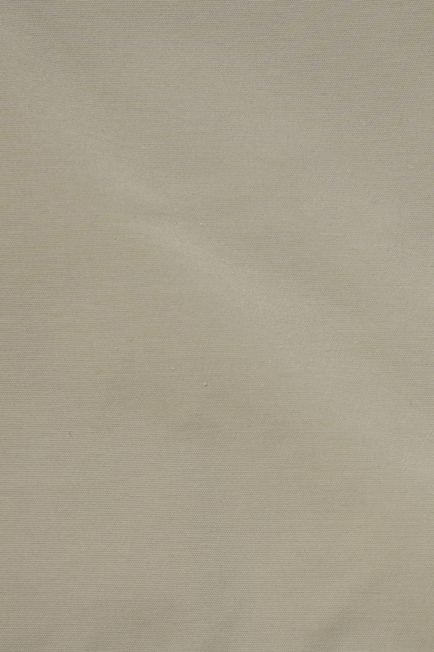 미니멀 해링턴 점퍼는 베이지 컬러의 폴리에스터 소재로 제작되어 부드러운 촉감을 선사합니다. 일상생활에서 편안하게 착용하기 좋으며, 가을 나들이룩이나 데이트룩 연출에 적합합니다. 레귤러핏으로 제작되었으며, 엉덩이 위 기장과 집업 여밈 방식이 특징입니다. 체크 패턴의 안감, 사선 사이드 포켓, 코듀로이 소매 안쪽 배색 디테일이 돋보이며, 전체 안감 처리를 통해 완성도를 높였습니다. 미니멀, 캐주얼, 클래식한 스타일을 모두 아우르는 디자인으로 다양한 코디에 활용할 수 있습니다.
