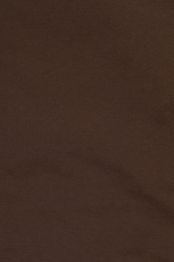 미니멀한 감각을 뽐내는 남성용 브라운 컬러의 해링턴 점퍼입니다. 가을에 어울리는 보통 두께감의 폴리에스테르 소재로 제작되었으며, 부드러운 촉감이 특징입니다. 엉덩이 위 기장으로, 체크 패턴과 레귤러핏이 미니멀하고 베이직한 스타일을 연출합니다. 집업 여밈 방식에 코듀로이 소매 안감 배색, 사선 사이드 포켓 디테일이 돋보입니다. 가을 나들이룩이나 데이트룩, 클래식, 미니멀, 캐주얼 스타일을 즐겨 입는 분들께 추천합니다.
