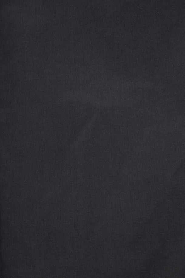 가먼트워싱 보머 점퍼는 남성용 아우터로, 가을철 데일리룩과 가을 나들이룩에 적합합니다. 캐주얼, 미니멀, 클래식 스타일을 아우르며, 엉덩이 위 기장의 레귤러핏으로 제작되었습니다. 블랙 컬러의 무지 디자인이며, 집업 여밈 방식과 긴 소매, 전체 안감으로 편안함을 더했습니다. 라글란 소매, 칼라 및 소매 니트 배색, 밑단 엘라스틱 밴드, B 로고 리벳 와펜 등의 특징으로 포인트를 주었습니다. 면 혼방 소재에 가먼트워싱 처리하여 자연스러운 멋을 연출합니다.
