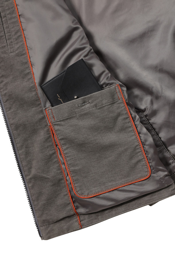 [코지] 몰스킨 워싱 자파리는 부드러운 촉감의 몰스킨 소재로 제작된 남성용 셔츠형 자파리입니다. 가을 시즌에 어울리는 엉덩이 기장의 캐주얼 재킷으로, 바이오 워싱 가공을 거쳐 자연스러운 멋을 더했습니다. 카키 컬러의 무지 디자인에 레귤러핏으로 제작되어 가을 나들이룩이나 데이트룩에 적합하며, 캐주얼, 클래식, 미니멀 스타일을 모두 소화할 수 있습니다. 멀티 포켓과 엘보우 패치, 전체 안감, 카치온다잉 등의 디테일이 돋보이며, 파이핑 여밈 방식으로 깔끔함을 더했습니다. 긴 소매 기장으로 포근한 착용감을 선사합니다.
