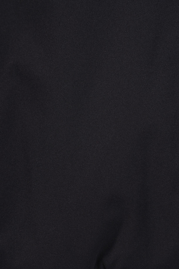 **[라이프 퍼포먼스] 심플 다운 점퍼**

일상과 스포츠 활동 모두에 적합한 [라이프 퍼포먼스] 심플 다운 점퍼는 남성용 겨울 아우터입니다. 블랙 색상의 무지 디자인으로 스포티하면서도 캐주얼한 스타일을 연출하며, 엉덩이 위 기장의 레귤러핏으로 편안하게 착용 가능합니다. 보온성과 신축성을 갖춘 두꺼운 두께의 다운 점퍼로, 스탠칼라와 라글란 소매, 니트 배색 소매단/밑단, B로고 와펜, 머스코비덕 다운 충전재(솜털:깃털=80:20) 등의 특징을 가지고 있습니다. 집업 스타일로 간편하게 여밀 수 있으며, 출근룩과 캠핑룩, 캐주얼, 스포티, 미니멀 스타일을 즐기는 분들께 추천합니다.
