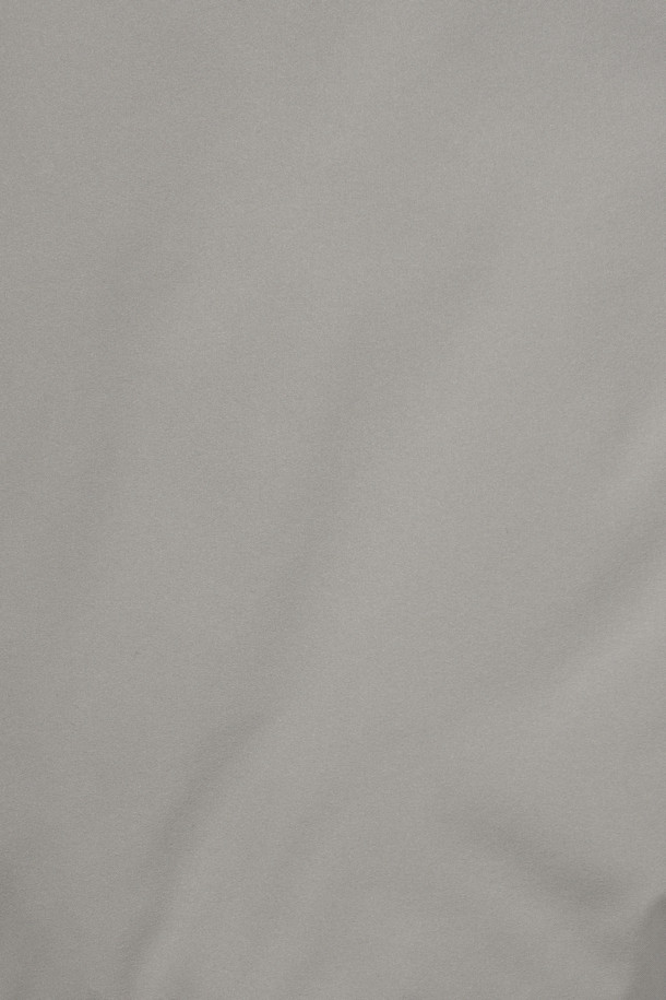 **[라이프 퍼포먼스] 심플 다운 점퍼**

쌀쌀한 겨울 날씨에도 따뜻하고 스타일리시하게 연출할 수 있는 [라이프 퍼포먼스] 심플 다운 점퍼입니다. 엉덩이를 덮는 기장과 레귤러핏으로 제작되어 편안한 착용감을 선사하며, 스포티와 캐주얼 무드를 동시에 낼 수 있습니다. 스탠 칼라, 라글란 소매, B로고 와펜 디테일이 돋보이며, 니트 배색 소매단과 밑단이 포인트를 더합니다. 머스코비덕 다운 충전재(솜털:깃털=80:20)와 두꺼운 두께감으로 뛰어난 보온성을 제공하며, 신축성 있는 소재로 활동성을 높였습니다. 출근룩, 여행룩 등 다양한 TPO에 활용 가능하며, 심플하고 미니멀한 스타일을 즐기는 분들께 추천합니다.
