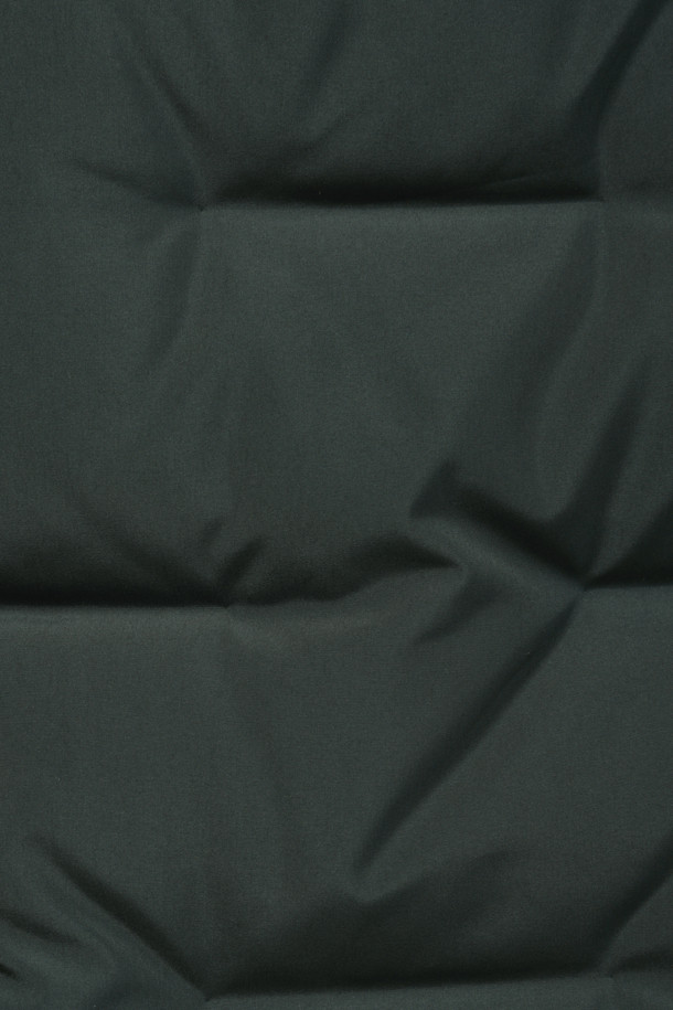 [밸런스다운] 튜브 숏기장 점퍼는 추운 겨울철, 출근룩에 미니멀, 클래식, 캐주얼 스타일을 더해줄 아우터입니다. 매트한 촉감의 폴리에스테르 소재로 제작되었으며, 숏 기장과 레귤러핏으로 편안한 착용감을 선사합니다. 그린 컬러의 무지 디자인에 스탠 칼라, 튜브 접착 방식, 덕다운 충전재(솜털:깃털=80:20)를 사용하여 보온성과 방풍 기능을 강화했습니다. 지퍼형 여밈 방식과 사이드 지퍼 포켓, 소매 안쪽 니트 배색 디테일로 실용성을 높인 숏 점퍼입니다.
