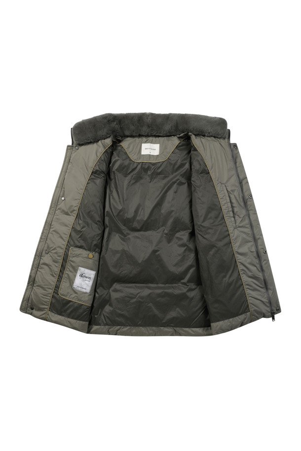 [에어다운] 칼라 FUR(퍼) 다운 점퍼는 겨울철 일상, 산책, 여행 시 캐주얼, 미니멀, 클래식한 스타일을 연출하기에 적합합니다. 남성용 그레이 컬러의 다운점퍼로, 엉덩이 위 기장의 레귤러핏 디자인입니다. 탈, 부착 가능한 칼라 렉스 퍼(Fur) 디테일이 고급스러움을 더하며, 지퍼와 히든스냅 여밈 방식으로 편리함을 더했습니다. 두꺼운 두께감과 머스코비덕 다운 충전재(솜털:깃털=80:20)로 뛰어난 보온성을 제공하며, 발수 기능과 경량성을 갖춰 활동성을 높였습니다. 배색 안감과 넓은 퀼팅 간격이 특징이며, 긴 소매 디자인으로 겨울철 따뜻함을 유지해 줍니다.
