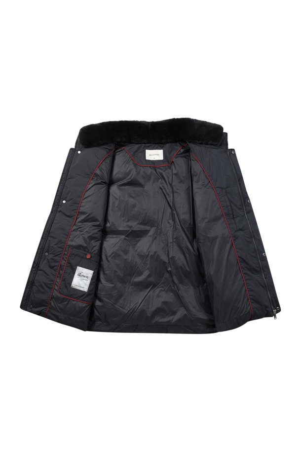 [에어다운] 칼라 FUR 다운 점퍼는 추운 겨울에도 따뜻하고 스타일리시하게 연출할 수 있는 아우터입니다. 블랙 컬러의 무지 디자인으로 어떤 룩에도 잘 어울리며, 캐주얼, 미니멀, 클래식 스타일을 모두 소화할 수 있습니다. 엉덩이 위 기장의 레귤러 핏으로 편안하게 착용 가능하며, 탈부착 가능한 칼라 렉스 퍼가 고급스러움을 더합니다. 머스코비덕 다운 충전재(솜털:깃털=80:20)와 발수, 경량 기능으로 보온성과 활동성을 모두 갖췄으며, 겨울 데일리룩, 산책룩, 여행룩에 적합합니다.
