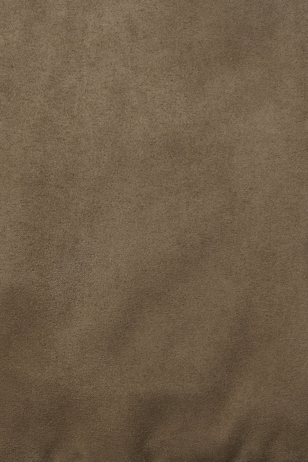 부드러운 스웨이드 소재와 보온성이 뛰어난 머스코비덕 다운 충전재(솜털:깃털=80:20)를 사용하여 겨울철 추위에도 따뜻하게 착용할 수 있는 스웨이드 다운 블루종입니다. 엉덩이를 덮는 기장과 레귤러핏으로 제작되어 편안한 착용감을 제공하며, 베이직하고 미니멀한 스타일을 연출합니다. 지퍼형 여밈 방식과 스탠칼라 디자인으로 깔끔한 인상을 주며, 니트 배색 디테일이 돋보입니다. 브라운 컬러의 무지 디자인으로 다양한 룩에 활용하기 좋으며, 사이드 포켓이 있어 실용성을 더했습니다. 긴 소매 기장과 두꺼운 두께감으로 겨울철 데일리 아우터로 제격입니다.
