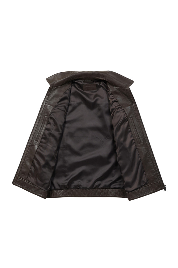 [볼더레더] 세미베지터블 양가죽 트러커는 가을 시즌, 캐주얼하고 빈티지한 스타일을 연출하기에 완벽한 아우터입니다. 부드러운 세미 베지터블 천연 양가죽과 가먼트워싱, 효소 처리 기법으로 제작되어 은은한 광택과 자연스러운 질감을 자랑합니다. 엉덩이 위 기장의 레귤러핏으로 편안하며, 가슴 포켓 장식과 전면 노출 지퍼 디테일이 돋보입니다. 뒷 넥 부분의 브랜드 라벨 가죽 디테일은 고급스러움을 더하며, 데이트룩이나 가을 나들이룩에 잘 어울리는 스타일입니다.
