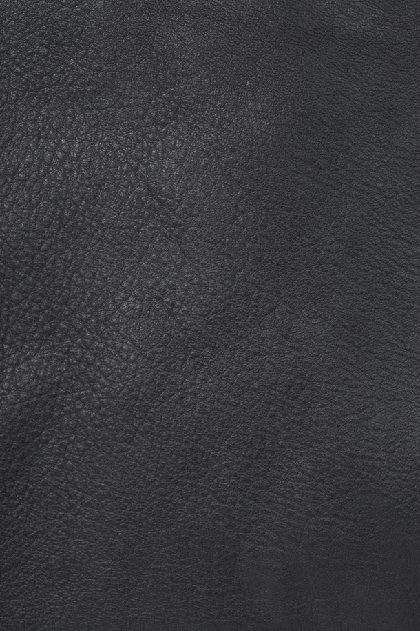 FUR 칼라 양가죽 다운 사파리입니다. 부드러운 촉감의 양가죽 소재로 제작되었으며, 탈부착 가능한 양털 칼라 FUR가 특징입니다. 구스다운 충전재(솜털:깃털=80:20)와 안감으로 보온성을 높였으며, 히든 자석 여밈 방식으로 깔끔한 핏을 연출합니다. 가슴과 하단에 장식 포켓이 있으며, 엉덩이를 덮는 기장감으로 겨울철 데일리룩과 동네 마실룩에 캐주얼하고 미니멀한 스타일을 더해줍니다. 블랙 색상의 무지 디자인으로 다양한 코디에 활용하기 좋습니다.
