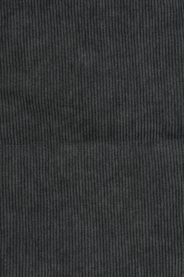 [코지] 코듀로이 베스트는 초겨울, 출근룩에 어울리는 베이직하고 캐주얼한 스타일의 베스트입니다. 엉덩이 위 기장의 레귤러핏으로, 반달 모양의 네크라인과 전면 노출 지퍼가 특징입니다. 블랙 컬러의 폴리에스터 코듀로이 소재에 퀼팅 패턴으로 포인트를 주었으며, 약간 두꺼운 두께감과 3M 신슐레이트 안감으로 보온성을 높였습니다. 사이드 스냅 포켓과 뒷넥 라벨판 체크 배색 디테일, 약간의 신축성이 있어 편안하게 착용 가능합니다.
