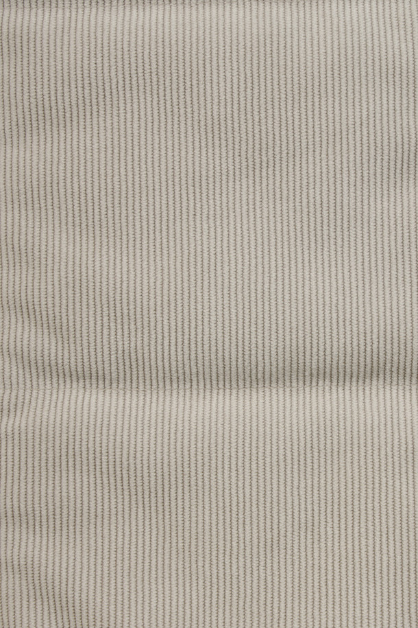 [코지] 코듀로이 베스트는 초겨울, 출근룩과 산책룩에 모두 잘 어울리는 베이직 스타일의 레귤러핏 베스트입니다. 3M 신슐레이트 충전재를 사용하여 보온성을 높였으며, 약간 두꺼운 두께감으로 포근하게 착용할 수 있습니다. 부드러운 코듀로이 소재와 엉덩이 위 기장의 디자인, 반달 모양 넥 디자인이 특징입니다. 지퍼형 여밈 방식과 스냅 여밈 사이드 포켓으로 실용성을 더했으며, 뒷넥 라벨판 체크 배색으로 포인트를 주었습니다. 그레이 컬러로 클래식, 미니멀, 캐주얼 등 다양한 스타일에 매치하기 좋습니다.
