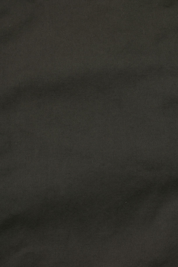 세련된 스타일을 연출하는 남성용 코듀로이 배색 워싱 코트입니다. 차콜 그레이 컬러의 무지 디자인으로 캐주얼과 클래식, 미니멀한 스타일을 모두 소화할 수 있습니다. 가을과 초겨울에 적합하며, 허벅지 기장의 레귤러핏으로 편안한 착용감을 제공합니다. 코듀로이 배색 칼라와 체크 패턴 안감, 바이린 SV 충전재, 바이오워싱, 왁스 코팅 마감으로 고급스러운 디테일을 더했습니다. 지퍼와 버튼으로 여밀 수 있으며, 부드러운 촉감의 코튼 혼방 소재로 제작되어 겨울 데일리룩, 출근룩, 모임룩에 활용하기 좋습니다.
