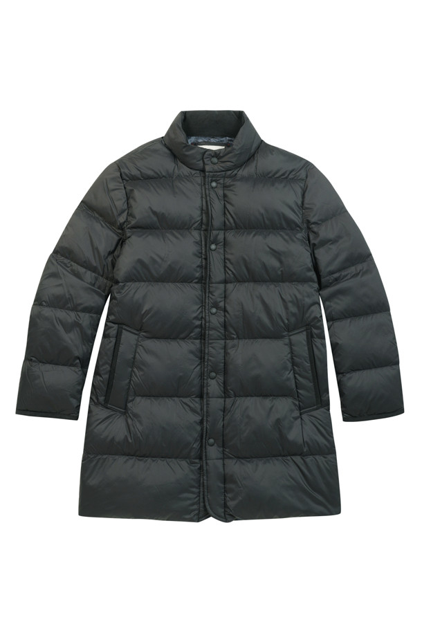 [이노버] 베이직 3-way 다운 코트는 남성 고객을 위한 겨울철 필수 아이템입니다. 비즈니스 캐주얼 및 출근룩에 적합하며, 베이직하고 캐주얼한 스타일을 연출합니다. 허벅지 기장의 레귤러핏 블랙 컬러 다운 코트로, 부드러운 촉감의 폴리에스터 및 나일론 혼방 소재로 제작되었습니다. 보온성을 위한 두꺼운 두께감과 긴 소매, 지퍼 여밈 방식이 특징이며, 3-way 타입으로 내피 분리가 가능합니다. 머스코비덕 다운 충전재(솜털:깃털=80:20)와 코듀로이 배색, 내피 안감 뉴욕 지도 프린팅으로 디자인의 완성도를 높였습니다.
