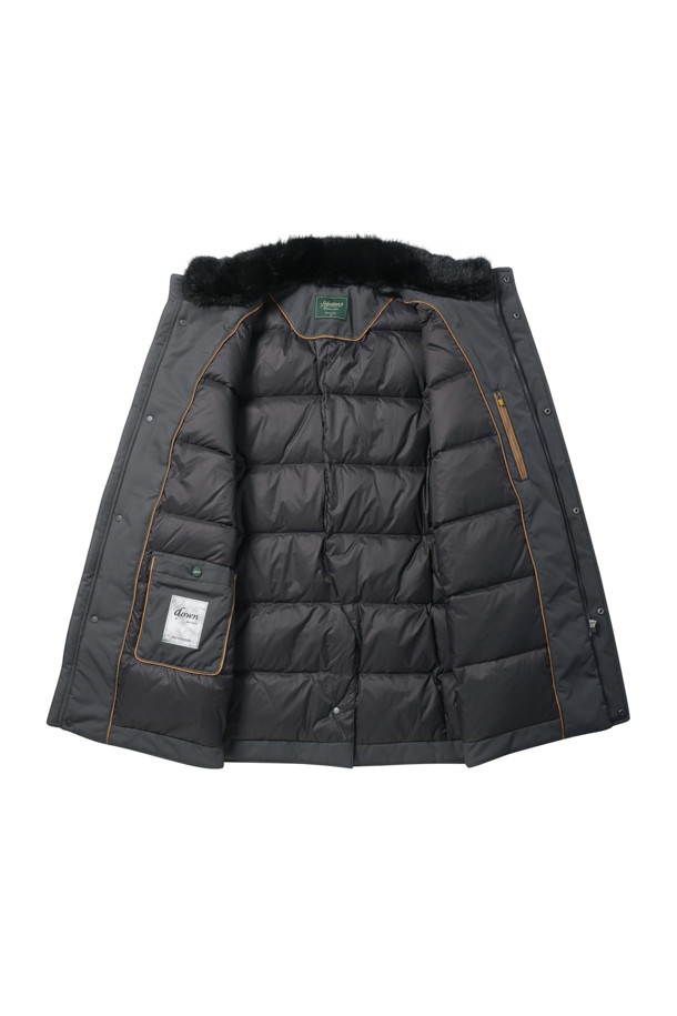 [셀렉션] 칼라 FUR (퍼) 비즈 다운 코트는 겨울철 비즈니스룩과 비즈니스 캐주얼에 적합한 고급스러운 스타일의 다운 코트입니다. 허벅지 기장의 레귤러핏으로, 무지 디자인에 지퍼와 히든스냅 여밈 방식을 적용하여 깔끔한 실루엣을 연출합니다. 칼라에는 탈부착 가능한 머스크랫 퍼가 있어 보온성을 높였으며, 머스코비덕 다운 충전재(솜털:깃털=80:20)를 사용하여 뛰어난 보온성을 제공합니다. 라미네이팅 공법 가공, 컬러 파이핑, 속주머니 지퍼 등의 디테일이 돋보이며, 폴리에스터 소재로 제작되어 두꺼운 두께감을 자랑합니다. 긴 소매 기장으로 클래식하고 미니멀한 디자인을 완성했습니다.
