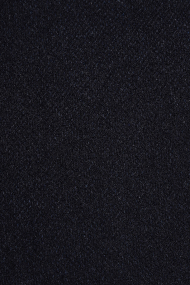 네이비 컬러의 울캐시미어 브러쉬드 퀼팅 자켓입니다. 울과 캐시미어 혼방 소재로 제작되어 부드럽고 고급스러운 착용감을 선사합니다. 테일러드 칼라와 투버튼 여밈 디자인, 플랩 포켓, 사이드벤트, 부토니에 장식, 속주머니 디테일이 특징입니다. 안감은 퀼팅 처리되어 보온성을 높였으며, 레귤러핏으로 제작되어 포멀한 오피스룩, 비즈니스 캐주얼, 겨울 데일리룩에 모두 잘 어울립니다. 클래식하고 미니멀한 스타일을 연출하기에 좋습니다.
