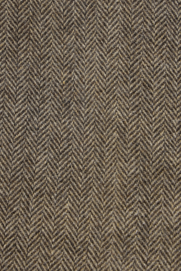 겨울철 따뜻함과 스타일을 책임질 [헌팅자켓] 울블렌디드 헤링본 헌팅 재킷입니다. 베이지와 카키 두 가지 색상으로 출시되어, 클래식하면서도 캐주얼한 매력을 선사합니다. 울 소재의 헤링본 패턴으로 고급스러운 질감을 자랑하며, 투버튼 여밈과 레귤러 핏으로 편안한 착용감을 제공합니다. 엘보 패치, 칼라 안쪽 비죠, 아웃포켓 등의 디테일이 돋보이며, 바이린 HAS 충전재와 퀼팅 처리, 전체 안감으로 보온성을 높였습니다. 겨울 데일리룩, 모임룩, 비즈니스 캐주얼 등 다양한 TPO에 활용할 수 있는 실용적인 아이템입니다.
