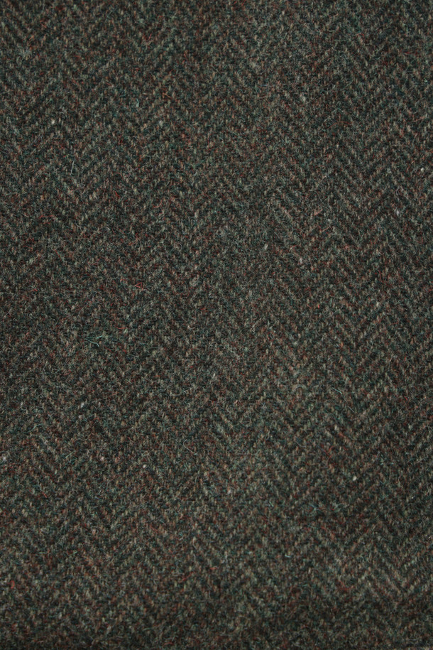 울 블렌디드 헤링본 헌팅 재킷은 클래식과 캐주얼 무드를 넘나드는 겨울철 필수 아우터입니다. 베이지, 카키 두 가지 컬러로 출시되었으며, 레귤러 기장에 투버튼 여밈 방식으로 깔끔한 핏을 선사합니다. 울 소재와 보통 두께감으로 따뜻함을 유지하며, 엘보 패치, 칼라 안쪽 비죠 배색, 아웃포켓, 테일러드 칼라, 바이린 HAS 충전재, 퀼팅 안감, 너트 단추 등 디테일이 돋보입니다. 겨울 데일리룩, 모임룩, 출근룩 등 다양한 TPO에 활용할 수 있는 스타일리시한 재킷입니다.
