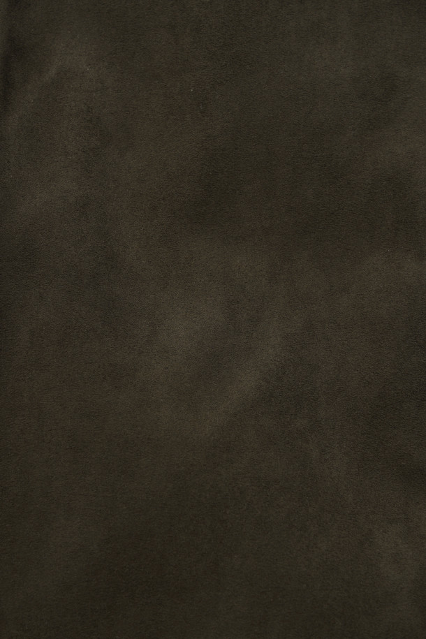 부드러운 스웨이드 소재의 남성용 트러커 재킷입니다. 가을 시즌, 캐주얼하고 클래식한 스타일을 연출하기에 좋습니다. 셔츠형 칼라와 가슴 절개 디테일, 포켓 디테일이 특징이며, 히든스냅 여밈 플라켓과 전체 안감으로 마감되었습니다. 레귤러핏으로 편안하게 착용 가능하며, 데이트룩 또는 가을 나들이룩에 적합합니다. 색상은 브라운이며, 무지 디자인으로 다양한 스타일에 매치하기 용이합니다.
