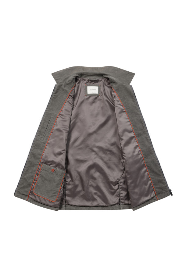 [코지] 몰스킨 워싱 자파리는 부드러운 촉감의 몰스킨 소재로 제작된 남성용 셔츠형 자파리입니다. 가을 시즌에 어울리는 엉덩이 기장의 캐주얼 재킷으로, 바이오 워싱 가공을 거쳐 자연스러운 멋을 더했습니다. 카키 컬러의 무지 디자인에 레귤러핏으로 제작되어 가을 나들이룩이나 데이트룩에 적합하며, 캐주얼, 클래식, 미니멀 스타일을 모두 소화할 수 있습니다. 멀티 포켓과 엘보우 패치, 전체 안감, 카치온다잉 등의 디테일이 돋보이며, 파이핑 여밈 방식으로 깔끔함을 더했습니다. 긴 소매 기장으로 포근한 착용감을 선사합니다.
