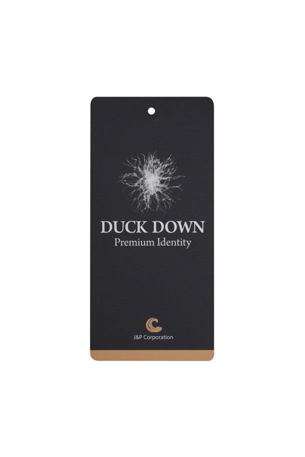 [밸런스다운] 튜브 숏기장 점퍼는 추운 겨울철, 출근룩에 미니멀, 클래식, 캐주얼 스타일을 더해줄 아우터입니다. 매트한 촉감의 폴리에스테르 소재로 제작되었으며, 숏 기장과 레귤러핏으로 편안한 착용감을 선사합니다. 그린 컬러의 무지 디자인에 스탠 칼라, 튜브 접착 방식, 덕다운 충전재(솜털:깃털=80:20)를 사용하여 보온성과 방풍 기능을 강화했습니다. 지퍼형 여밈 방식과 사이드 지퍼 포켓, 소매 안쪽 니트 배색 디테일로 실용성을 높인 숏 점퍼입니다.
