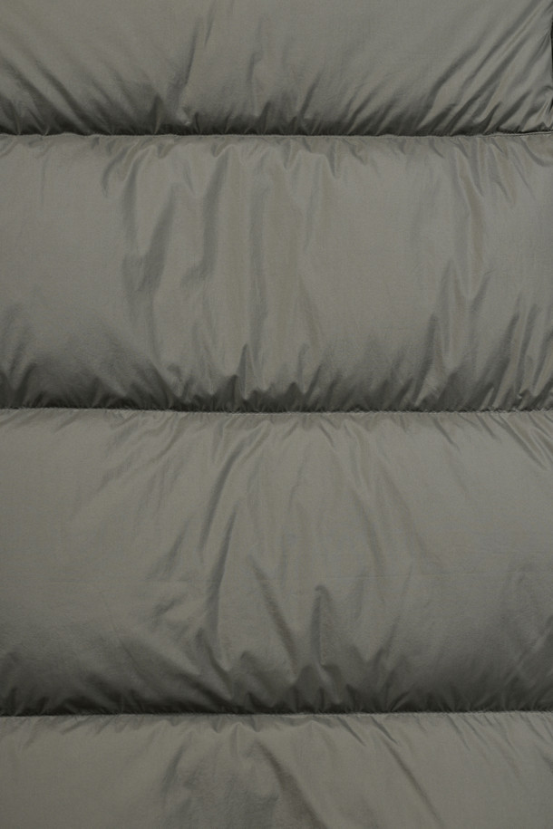 [에어다운] 칼라 FUR(퍼) 다운 점퍼는 겨울철 일상, 산책, 여행 시 캐주얼, 미니멀, 클래식한 스타일을 연출하기에 적합합니다. 남성용 그레이 컬러의 다운점퍼로, 엉덩이 위 기장의 레귤러핏 디자인입니다. 탈, 부착 가능한 칼라 렉스 퍼(Fur) 디테일이 고급스러움을 더하며, 지퍼와 히든스냅 여밈 방식으로 편리함을 더했습니다. 두꺼운 두께감과 머스코비덕 다운 충전재(솜털:깃털=80:20)로 뛰어난 보온성을 제공하며, 발수 기능과 경량성을 갖춰 활동성을 높였습니다. 배색 안감과 넓은 퀼팅 간격이 특징이며, 긴 소매 디자인으로 겨울철 따뜻함을 유지해 줍니다.
