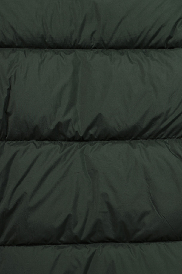 **[에어다운] 칼라 FUR 다운 점퍼**

겨울철 캐주얼 스타일을 완성하는 [에어다운] 칼라 퍼(FUR) 다운 점퍼입니다. 탈부착 가능한 칼라 렉스 퍼(FUR)로 다양한 스타일 연출이 가능하며, 보온성과 발수 기능을 갖춰 겨울철 데일리룩, 산책룩, 여행룩에 적합합니다. 엉덩이 위 기장의 레귤러핏으로 편안한 착용감을 선사하며, 지퍼와 스냅 여밈 방식으로 간편하게 착용할 수 있습니다. 
블랙과 카키 두 가지 색상으로 출시되었으며, 무지 디자인에 퀼팅 코트 타입으로 미니멀하고 클래식한 분위기를 더했습니다. 머스코비덕 다운 충전재(솜털:깃털=80:20)와 다운프루프 가공, 발수 처리, 배색 안감, 히든스냅 플라켓 디테일로 기능성과 스타일을 모두 갖췄습니다.
