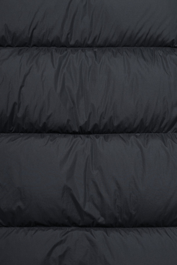 [에어다운] 칼라 FUR 다운 점퍼는 추운 겨울에도 따뜻하고 스타일리시하게 연출할 수 있는 아우터입니다. 블랙 컬러의 무지 디자인으로 어떤 룩에도 잘 어울리며, 캐주얼, 미니멀, 클래식 스타일을 모두 소화할 수 있습니다. 엉덩이 위 기장의 레귤러 핏으로 편안하게 착용 가능하며, 탈부착 가능한 칼라 렉스 퍼가 고급스러움을 더합니다. 머스코비덕 다운 충전재(솜털:깃털=80:20)와 발수, 경량 기능으로 보온성과 활동성을 모두 갖췄으며, 겨울 데일리룩, 산책룩, 여행룩에 적합합니다.
