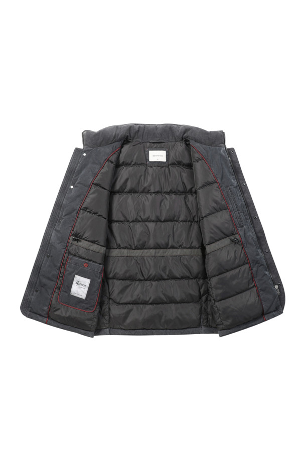 네이비 컬러의 남성용 피그먼트 워싱 다운 사파리입니다. 겨울철 보온과 방풍 기능을 갖춘 두꺼운 두께의 아우터로, 캐주얼, 미니멀, 클래식 스타일을 연출하기 좋습니다. 허리 스트링과 니트 소매 배색, 가슴 포켓, B로고 와펜 등의 디테일이 돋보이며, 머스코비덕 다운 충전재(솜털:깃털=80:20)를 사용하여 보온성을 높였습니다. 피그먼트 워싱 가공으로 특유의 은은한 멋을 더했고, 지퍼와 스냅으로 여밈 방식을 갖춰 편안하게 착용 가능합니다. 출근룩과 여행룩 모두 활용할 수 있는 실용적인 아이템입니다.
