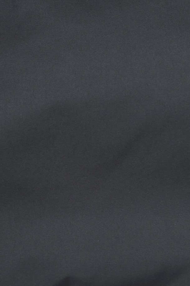 **후드 탈착 다운 사파리**는 겨울철 출근룩을 위한 베이직 스타일의 아우터입니다. 블랙, 그레이 두 가지 색상으로 출시되었으며, 허벅지 기장의 레귤러핏으로 제작되었습니다. 지퍼와 스냅 여밈 방식을 갖추었으며, 폴리에스테르 소재에 두꺼운 두께감으로 보온성을 높였습니다. 후드는 탈부착이 가능하며, 허리 스트링 조절, 소매 니트 배색, B로고 와펜 디테일이 돋보입니다. 머스코비덕 다운 충전재(솜털:깃털=80:20)와 발수 처리, 방수 기능으로 쾌적함을 더했습니다.
