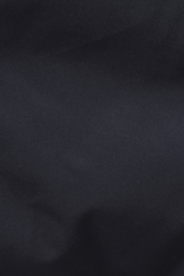 네이비 컬러의 남성용 '후드 탈착 다운 사파리' 점퍼입니다. 캐주얼 및 베이직 스타일로 일상생활에서 활용하기 좋으며, 출근룩, 여행룩에 모두 잘 어울립니다. 허벅지 기장으로 보온성을 높였으며, 지퍼와 스냅으로 여밈 방식을 갖추었습니다. 후드 탈부착이 가능하며, 허리 스트링 내장으로 핏 조절이 용이합니다. 머스코비덕 다운 충전재(솜털:깃털=80:20)와 발수 처리, 방수, 보온 기능을 갖춰 겨울철에도 따뜻하고 쾌적하게 착용할 수 있습니다.
