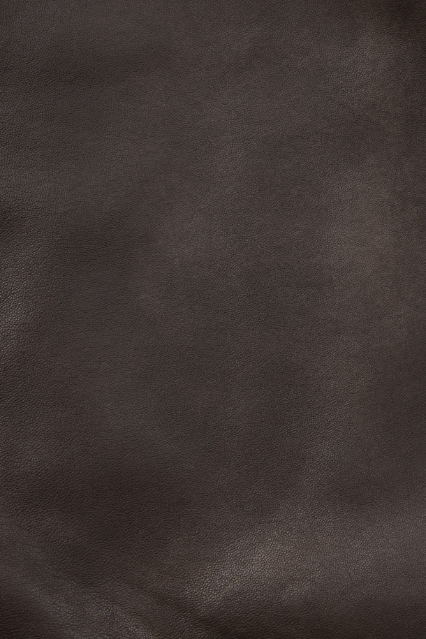 [볼더레더] 세미베지터블 양가죽 트러커는 가을 시즌, 캐주얼하고 빈티지한 스타일을 연출하기에 완벽한 아우터입니다. 부드러운 세미 베지터블 천연 양가죽과 가먼트워싱, 효소 처리 기법으로 제작되어 은은한 광택과 자연스러운 질감을 자랑합니다. 엉덩이 위 기장의 레귤러핏으로 편안하며, 가슴 포켓 장식과 전면 노출 지퍼 디테일이 돋보입니다. 뒷 넥 부분의 브랜드 라벨 가죽 디테일은 고급스러움을 더하며, 데이트룩이나 가을 나들이룩에 잘 어울리는 스타일입니다.
