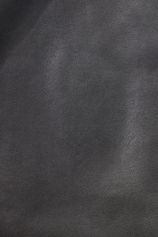 [볼더레더] 세미베지터블 양가죽 트러커는 가을, 겨울에 어울리는 캐주얼하고 빈티지한 스타일의 아우터입니다. 부드러운 세미 베지터블 천연 양가죽 소재에 가먼트워싱과 효소 처리하여 자연스러운 질감을 살렸습니다. 엉덩이 위 기장의 레귤러핏으로 편안한 착용감을 제공하며, 지퍼 여밈 방식과 전체 안감, 가슴 포켓 디테일이 특징입니다. [볼더레더] 브랜드 가죽 라벨이 부착되어 있으며, 가을 나들이룩이나 겨울 데일리룩에 활용하기 좋습니다.
