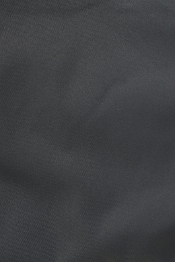 [셀렉션] 칼라 FUR (퍼) 비즈 다운 코트는 겨울철 비즈니스룩과 비즈니스 캐주얼에 적합한 고급스러운 스타일의 다운 코트입니다. 허벅지 기장의 레귤러핏으로, 무지 디자인에 지퍼와 히든스냅 여밈 방식을 적용하여 깔끔한 실루엣을 연출합니다. 칼라에는 탈부착 가능한 머스크랫 퍼가 있어 보온성을 높였으며, 머스코비덕 다운 충전재(솜털:깃털=80:20)를 사용하여 뛰어난 보온성을 제공합니다. 라미네이팅 공법 가공, 컬러 파이핑, 속주머니 지퍼 등의 디테일이 돋보이며, 폴리에스터 소재로 제작되어 두꺼운 두께감을 자랑합니다. 긴 소매 기장으로 클래식하고 미니멀한 디자인을 완성했습니다.
