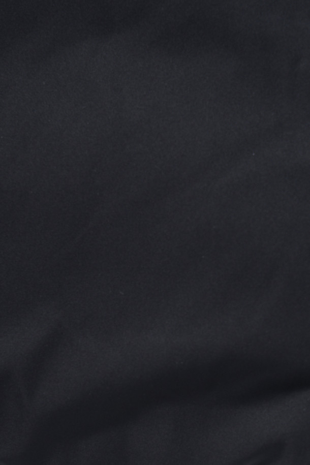 [셀렉션] 칼라 FUR (퍼) 비즈 다운 코트는 겨울철 비즈니스룩을 위한 고급스러운 다운 코트입니다. 머스크랫 퍼 칼라가 탈부착 가능하여 다양한 스타일 연출이 용이하며, 머스코비덕 다운 충전재(솜털:깃털=80:20)로 뛰어난 보온성을 제공합니다. 허벅지 기장의 레귤러핏으로 클래식하고 미니멀한 스타일을 완성하며, 지퍼와 히든스냅 여밈 방식으로 깔끔함을 더했습니다. 무지 디자인에 컬러 파이핑 디테일, 속주머니 지퍼로 실용성을 높여 출근룩과 비즈니스 캐주얼에 적합합니다.
