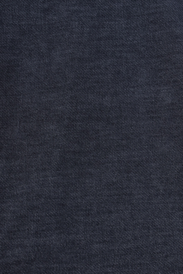 [코지] 몰스킨 워싱 자파리 는 부드러운 촉감의 몰스킨 소재로 제작된 남성용 자파리입니다. 가을 시즌에 어울리는 네이비 컬러의 무지 디자인으로, 캐주얼하고 미니멀한 스타일을 연출합니다. 엉덩이를 덮는 기장과 레귤러핏으로 편안하게 착용 가능하며, 셔츠형 칼라와 멀티 포켓 디테일이 특징입니다. 바이오워싱 가공을 거쳐 자연스러운 멋을 더했으며, 엘보우 패치와 전체 안감으로 내구성과 보온성을 높였습니다. 가을 나들이룩이나 겨울 데일리룩에 활용하기 좋으며, 다양한 스타일을 소화할 수 있습니다.
