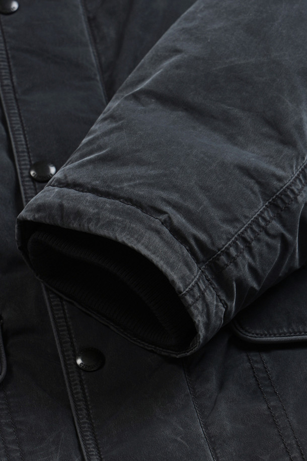 네이비 컬러의 남성용 피그먼트 워싱 다운 사파리입니다. 겨울철 보온과 방풍 기능을 갖춘 두꺼운 두께의 아우터로, 캐주얼, 미니멀, 클래식 스타일을 연출하기 좋습니다. 허리 스트링과 니트 소매 배색, 가슴 포켓, B로고 와펜 등의 디테일이 돋보이며, 머스코비덕 다운 충전재(솜털:깃털=80:20)를 사용하여 보온성을 높였습니다. 피그먼트 워싱 가공으로 특유의 은은한 멋을 더했고, 지퍼와 스냅으로 여밈 방식을 갖춰 편안하게 착용 가능합니다. 출근룩과 여행룩 모두 활용할 수 있는 실용적인 아이템입니다.
