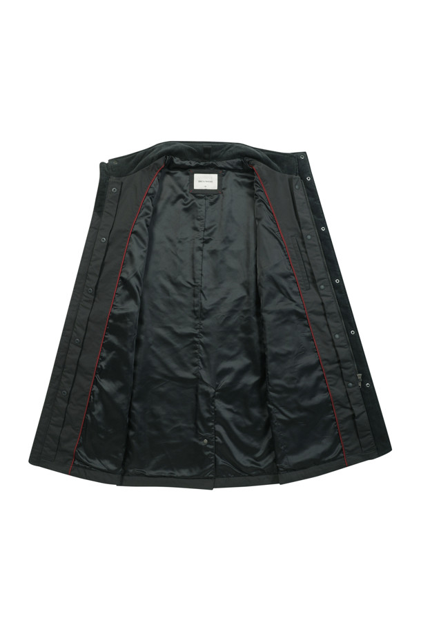 [이노버] 베이직 3-way 다운 코트는 남성 고객을 위한 겨울철 필수 아이템입니다. 비즈니스 캐주얼 및 출근룩에 적합하며, 베이직하고 캐주얼한 스타일을 연출합니다. 허벅지 기장의 레귤러핏 블랙 컬러 다운 코트로, 부드러운 촉감의 폴리에스터 및 나일론 혼방 소재로 제작되었습니다. 보온성을 위한 두꺼운 두께감과 긴 소매, 지퍼 여밈 방식이 특징이며, 3-way 타입으로 내피 분리가 가능합니다. 머스코비덕 다운 충전재(솜털:깃털=80:20)와 코듀로이 배색, 내피 안감 뉴욕 지도 프린팅으로 디자인의 완성도를 높였습니다.
