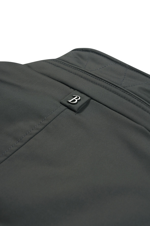 [이노버] 베이직 3-way 다운 코트는 남성 고객을 위한 겨울철 필수 아이템입니다. 비즈니스 캐주얼 및 출근룩에 적합하며, 베이직하고 캐주얼한 스타일을 연출합니다. 허벅지 기장의 레귤러핏 블랙 컬러 다운 코트로, 부드러운 촉감의 폴리에스터 및 나일론 혼방 소재로 제작되었습니다. 보온성을 위한 두꺼운 두께감과 긴 소매, 지퍼 여밈 방식이 특징이며, 3-way 타입으로 내피 분리가 가능합니다. 머스코비덕 다운 충전재(솜털:깃털=80:20)와 코듀로이 배색, 내피 안감 뉴욕 지도 프린팅으로 디자인의 완성도를 높였습니다.
