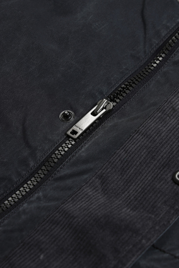 네이비 컬러의 남성용 피그먼트 워싱 다운 사파리입니다. 겨울철 보온과 방풍 기능을 갖춘 두꺼운 두께의 아우터로, 캐주얼, 미니멀, 클래식 스타일을 연출하기 좋습니다. 허리 스트링과 니트 소매 배색, 가슴 포켓, B로고 와펜 등의 디테일이 돋보이며, 머스코비덕 다운 충전재(솜털:깃털=80:20)를 사용하여 보온성을 높였습니다. 피그먼트 워싱 가공으로 특유의 은은한 멋을 더했고, 지퍼와 스냅으로 여밈 방식을 갖춰 편안하게 착용 가능합니다. 출근룩과 여행룩 모두 활용할 수 있는 실용적인 아이템입니다.
