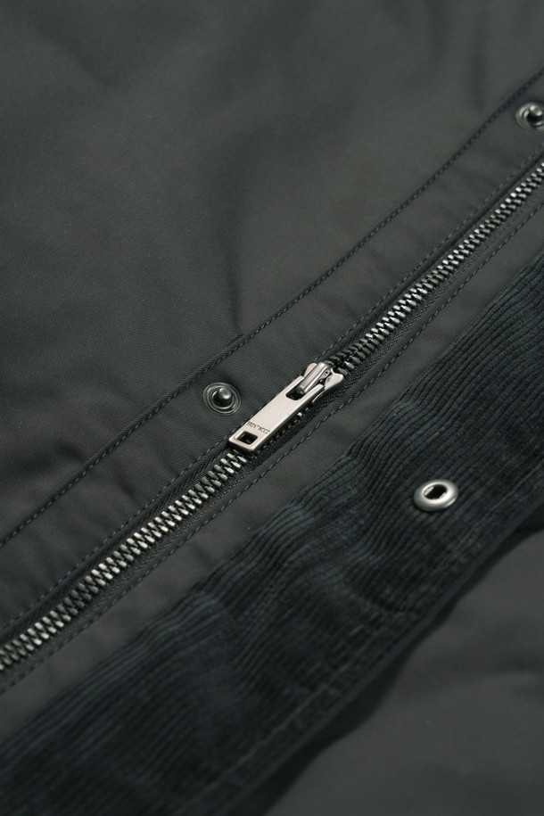 [이노버] 베이직 3-way 다운 코트는 남성 고객을 위한 겨울철 필수 아이템입니다. 비즈니스 캐주얼 및 출근룩에 적합하며, 베이직하고 캐주얼한 스타일을 연출합니다. 허벅지 기장의 레귤러핏 블랙 컬러 다운 코트로, 부드러운 촉감의 폴리에스터 및 나일론 혼방 소재로 제작되었습니다. 보온성을 위한 두꺼운 두께감과 긴 소매, 지퍼 여밈 방식이 특징이며, 3-way 타입으로 내피 분리가 가능합니다. 머스코비덕 다운 충전재(솜털:깃털=80:20)와 코듀로이 배색, 내피 안감 뉴욕 지도 프린팅으로 디자인의 완성도를 높였습니다.
