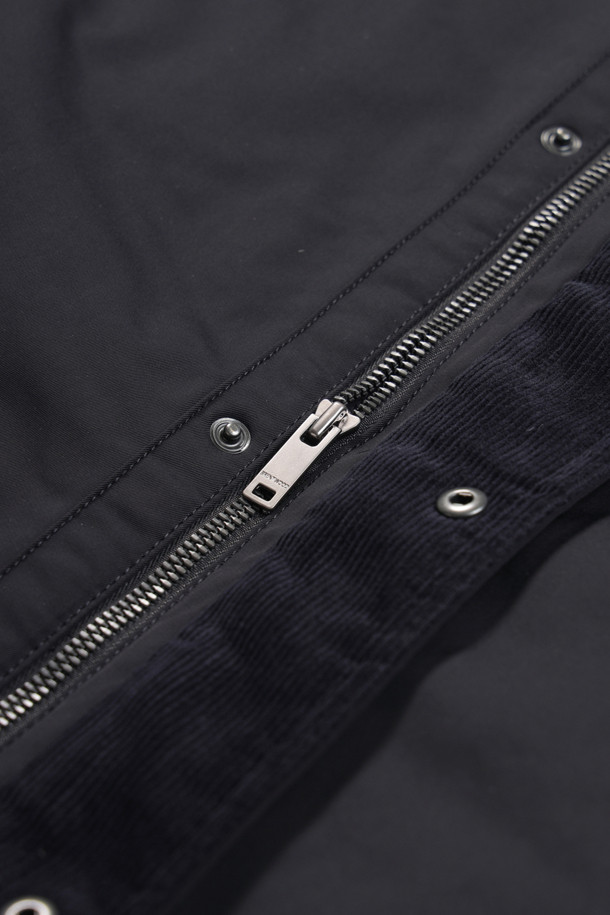 [이노버] 베이직 3-way 다운 코트는 남성 고객을 위한 겨울철 필수 아이템입니다. 비즈니스 캐주얼 및 출근룩에 적합하며, 베이직하고 캐주얼한 스타일을 연출합니다. 허벅지 기장의 레귤러핏으로 제작되었으며, 버튼 여밈 방식과 긴 소매가 특징입니다. 내피 분리가 가능한 3-way 다운 코트로, 머스코비덕 다운 충전재(솜털:깃털=80:20)와 코듀로이 배색, 뉴욕 지도 프린팅 안감으로 고급스러움을 더했습니다. 폴리에스테르와 나일론 혼방 소재로 제작되어 보온성과 내구성을 동시에 갖춘 두꺼운 두께감의 다운 코트입니다.
